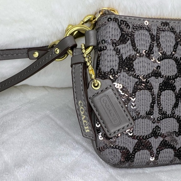 COACH POPPY SIGNATURE C SEQUIN SILVER/BURGUNDY WRISTLET NWOT - Picture 2 of 9